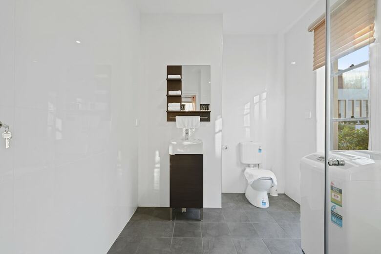 Homehotel Cozy Duplex In Serene Suburb