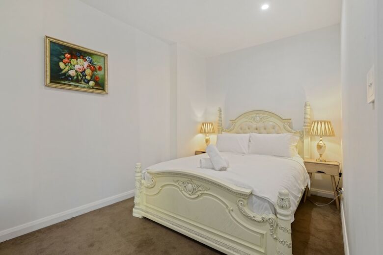 Homehotel Cozy Duplex In Serene Suburb