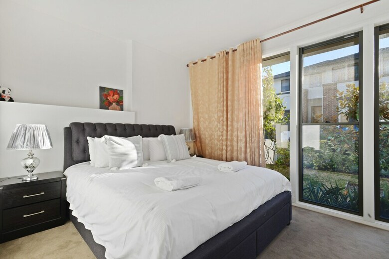 Homehotel Cozy Duplex In Serene Suburb