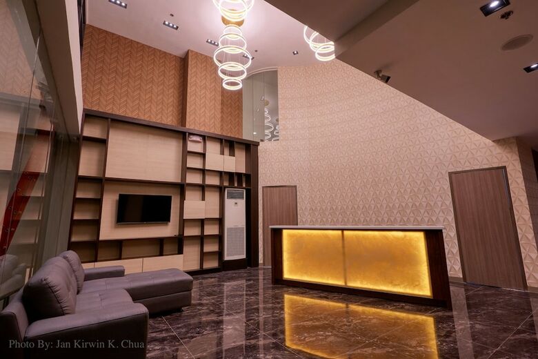 Griffin Hotel And Suites