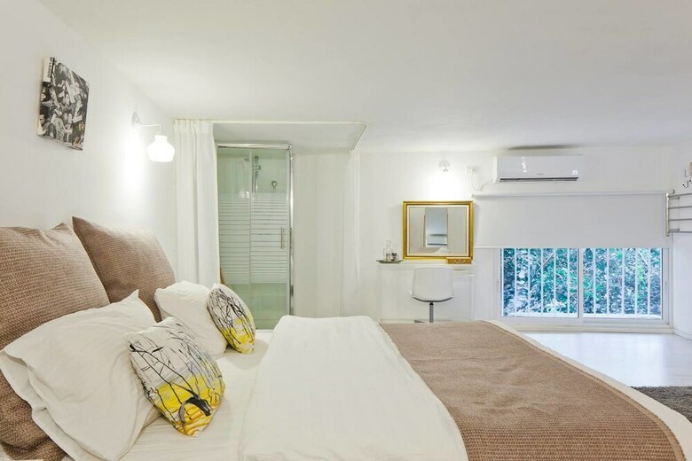 Beautiful Garden Apartment