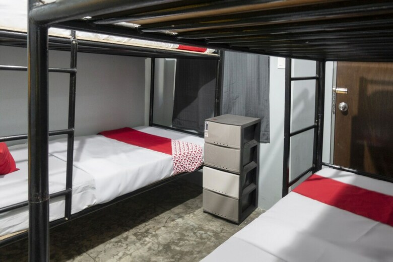 Hostal Oyo 561 Abn Hostel