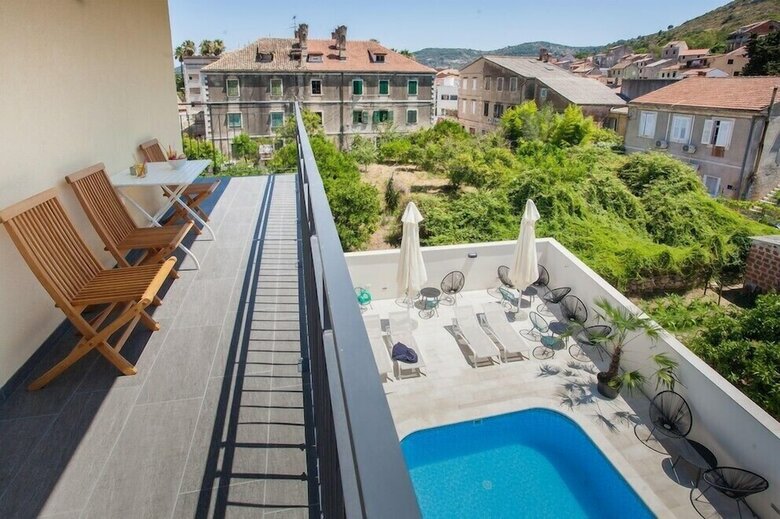 Hotel Pool Bella Vista Suites