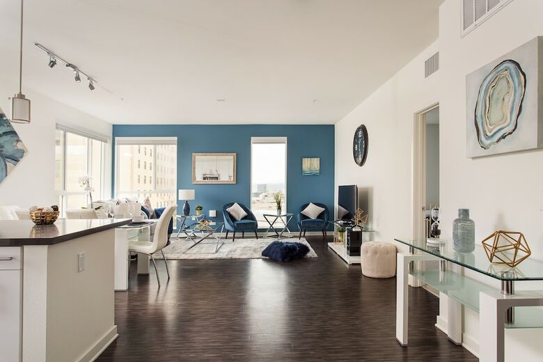 Luxurious 2bd & Den Hollywood Apartment
