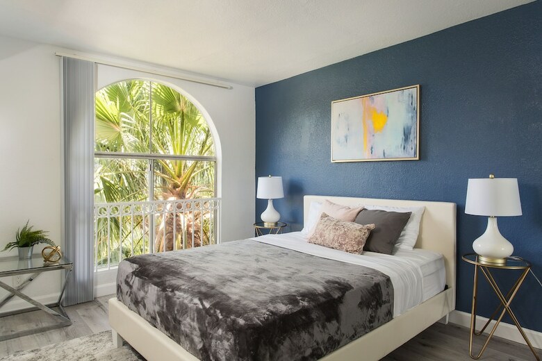 Luxurious 2bd & Den Hollywood Apartment