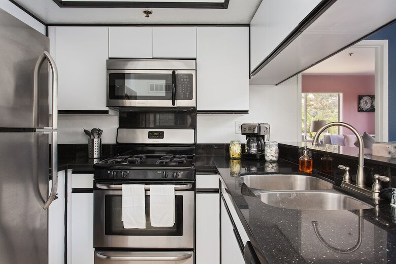 Luxurious 2bd & Den Hollywood Apartment