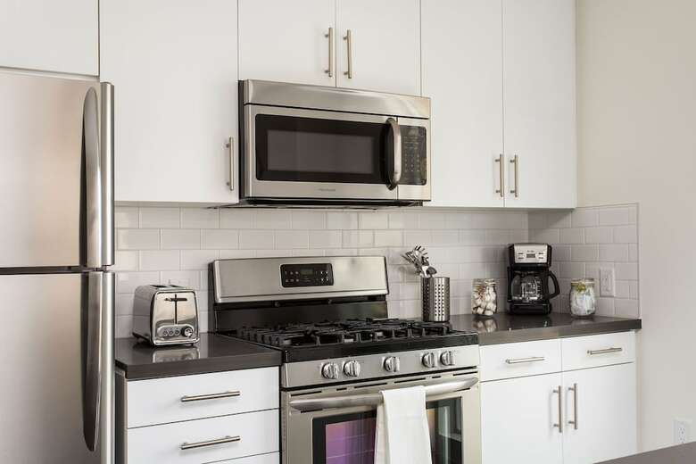 Luxurious 2bd & Den Hollywood Apartment