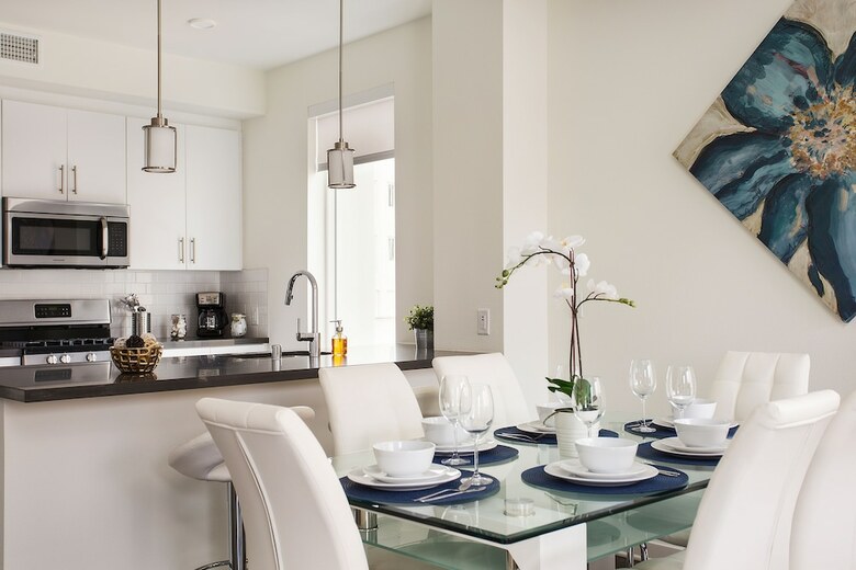 Luxurious 2bd & Den Hollywood Apartment