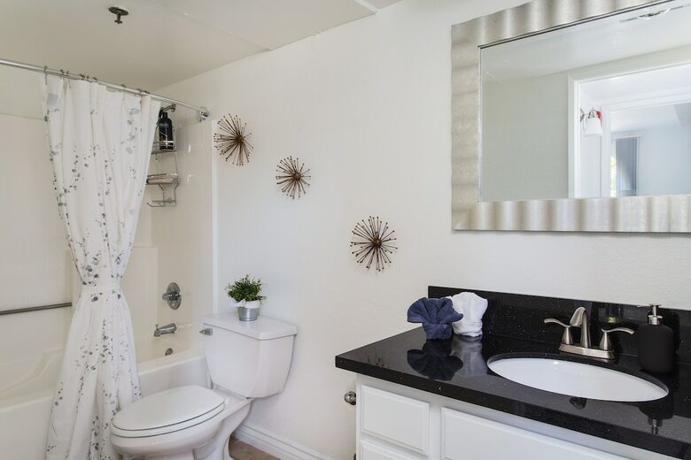 Luxurious 2bd & Den Hollywood Apartment