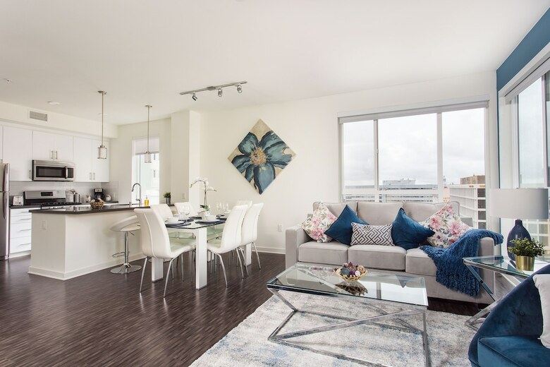 Luxurious 2bd & Den Hollywood Apartment