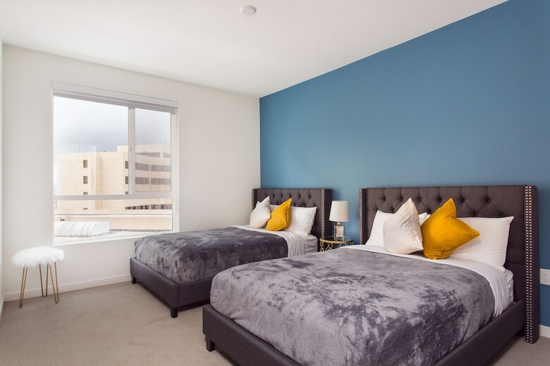 Luxurious 2bd & Den Hollywood Apartment