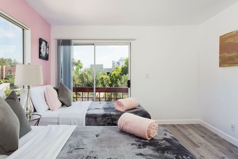 Luxurious 2bd & Den Hollywood Apartment