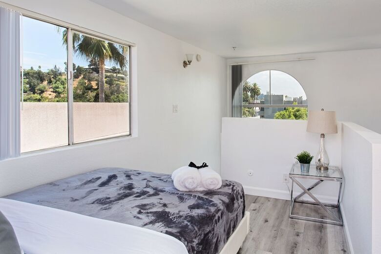 Luxurious 2bd & Den Hollywood Apartment