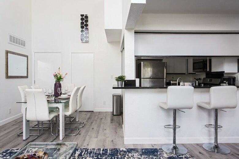Luxurious 2bd & Den Hollywood Apartment
