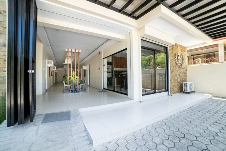 Hotel Oyo 235 R Residencia