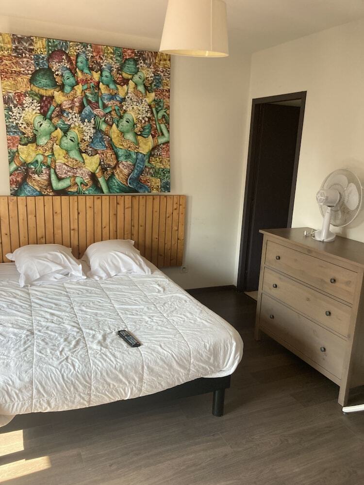 Hostal The Resid For Calixte