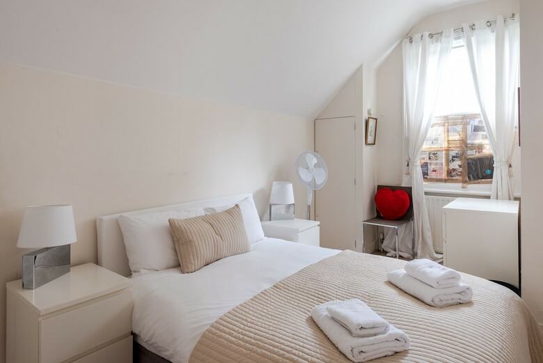 Bright 2br Home In Wimbledon, 4 Guests!