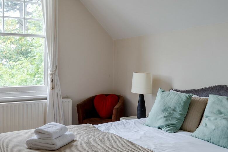 Bright 2br Home In Wimbledon, 4 Guests!