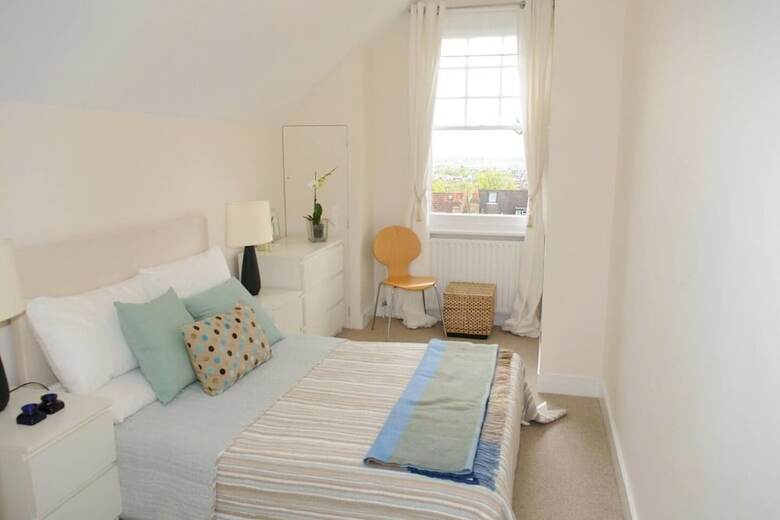 Bright 2br Home In Wimbledon, 4 Guests!