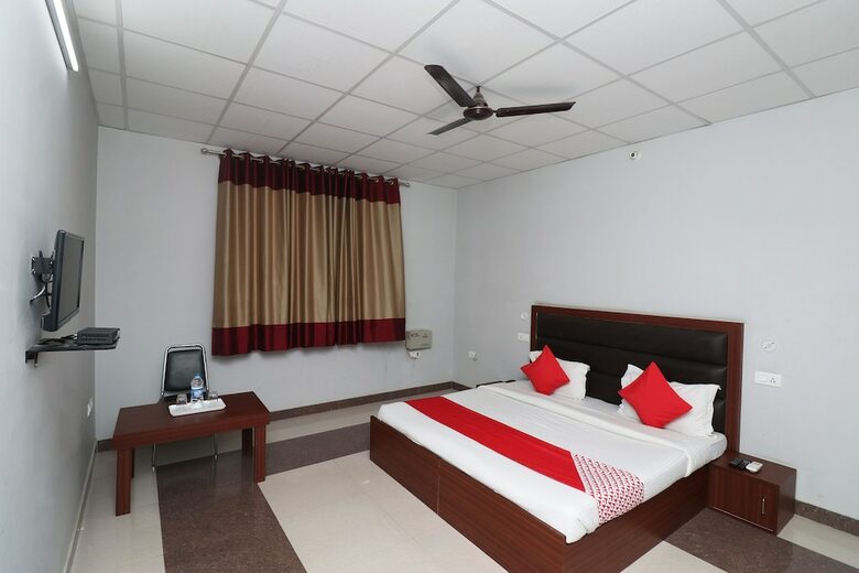Hotel Oyo 28416 Ananya Royals