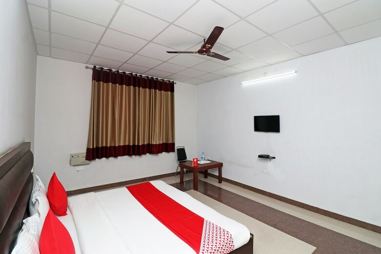 Hotel Oyo 28416 Ananya Royals
