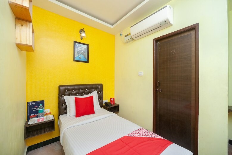 Hotel Oyo 30579 Royal Palace Marina