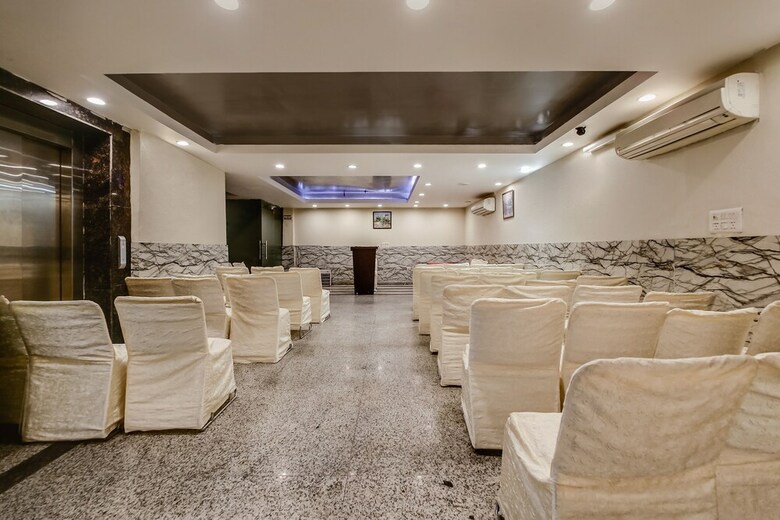 Hotel Capital O 36036 Royal Central