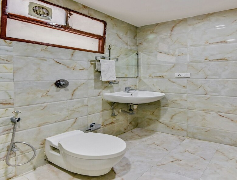 Hotel Capital O 36036 Royal Central