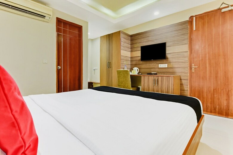 Hotel Capital O 36036 Royal Central