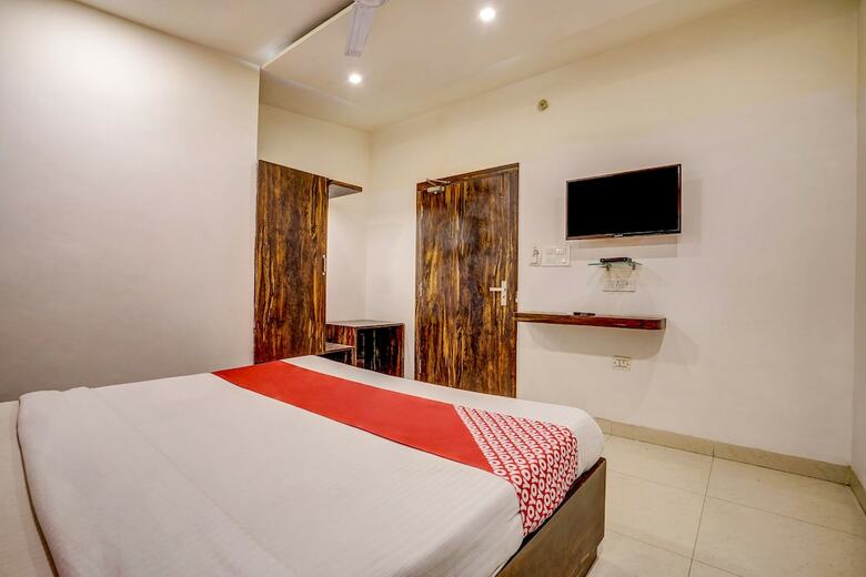 Hotel Oyo 35484 Travellers Inn