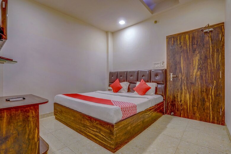 Hotel Oyo 35484 Travellers Inn