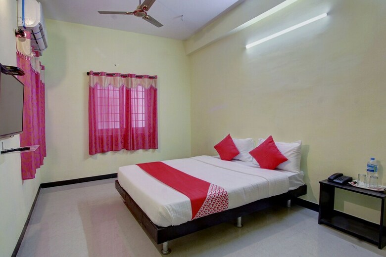 Hotel Oyo 24332 Lotus Stays