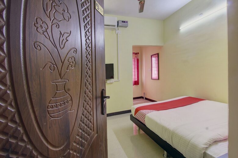 Hotel Oyo 24332 Lotus Stays