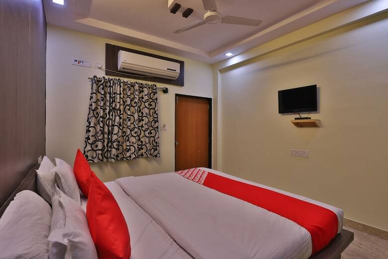 Oyo 28024 Hotel Royal Palace