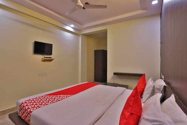 Oyo 28024 Hotel Royal Palace