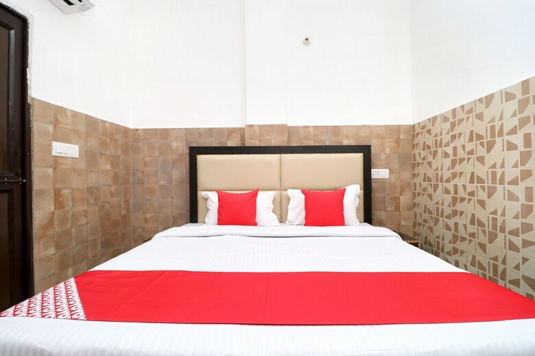 Oyo 33475 Hotel Orient View