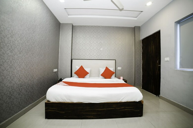 Hotel Oyo 29773 C P Palace