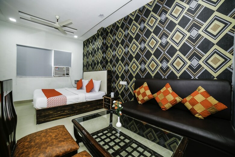 Hotel Oyo 29773 C P Palace