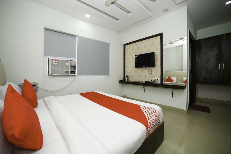 Hotel Oyo 29773 C P Palace