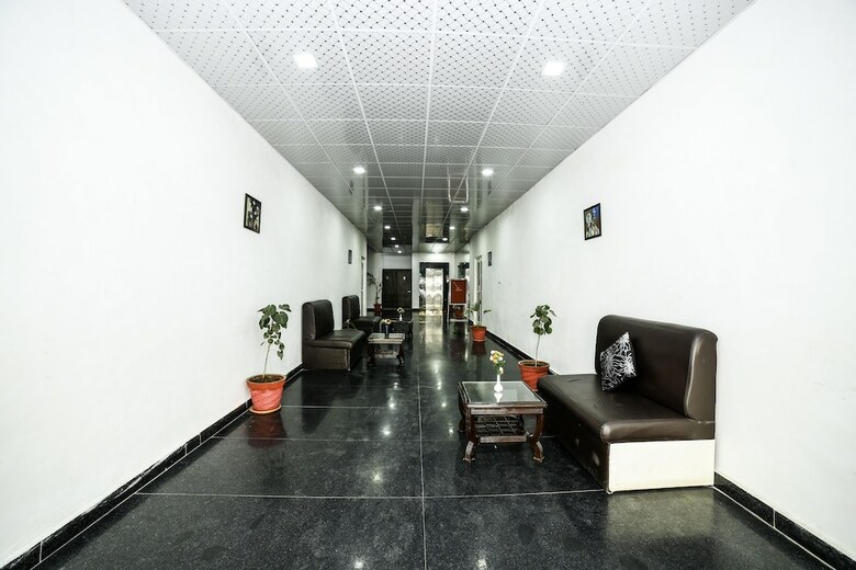 Hotel Oyo 29773 C P Palace