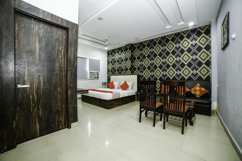 Hotel Oyo 29773 C P Palace