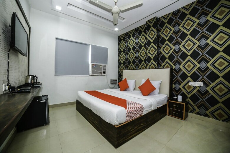 Hotel Oyo 29773 C P Palace