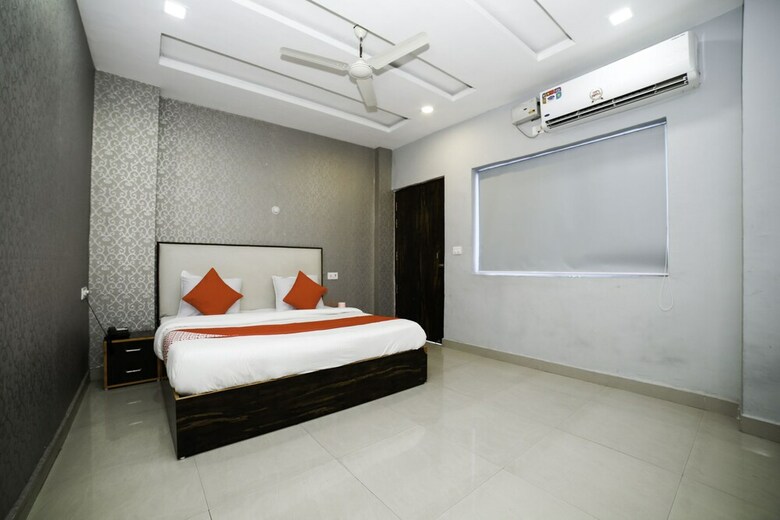Hotel Oyo 29773 C P Palace