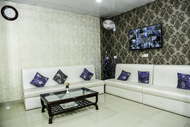 Hotel Oyo 29773 C P Palace
