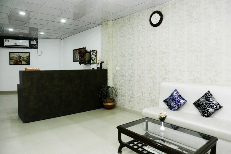 Hotel Oyo 29773 C P Palace