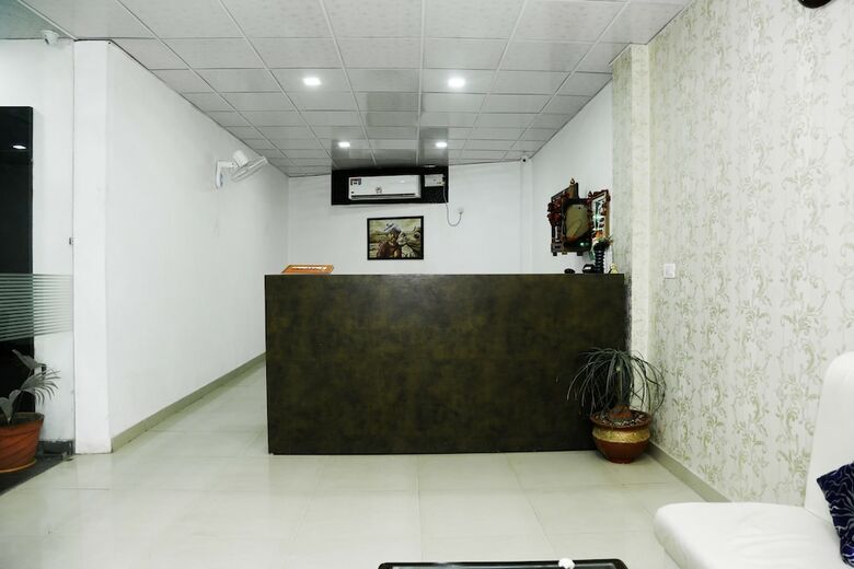 Hotel Oyo 29773 C P Palace