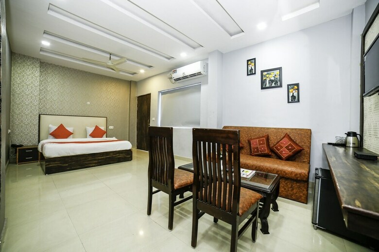Hotel Oyo 29773 C P Palace