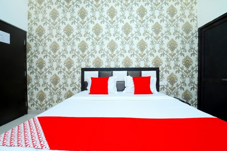 Oyo 43846 Hotel R2d