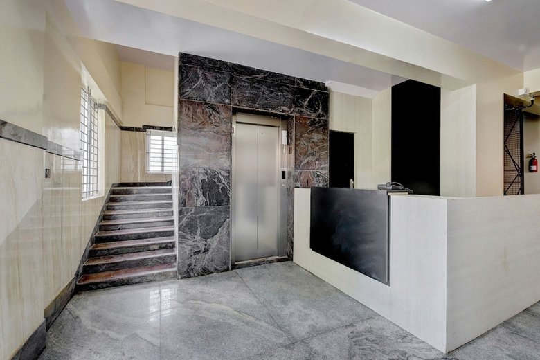 Hotel Oyo 13933 Varcity Pearl
