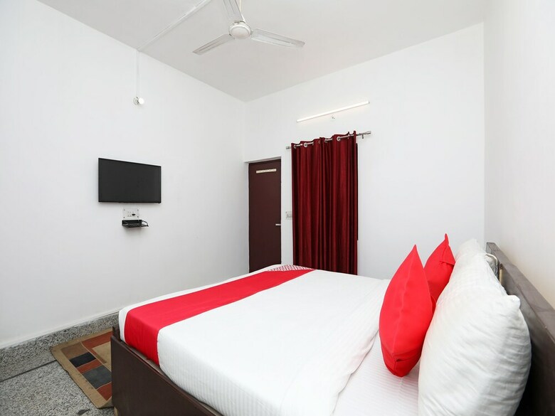 Oyo 36700 Hotel Indians